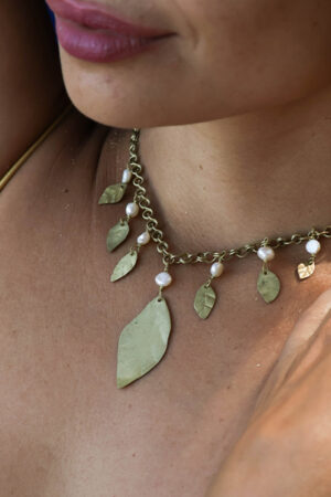 collar hojas